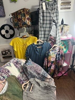 Bundle #12 - 8 Women's L - Pics included